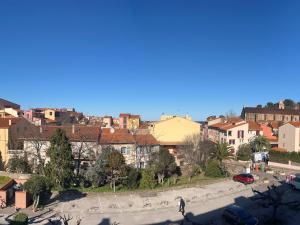 une vue d'une ville avec des bâtiments et une rue dans l'établissement Studio avec terrasse, parking à 170m de la plage - FR-1-309-463, à Collioure