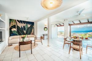 un soggiorno con un divano e un tavolo di Appartement T3 -Villa Les Bougainvilliers a Les Trois-Îlets