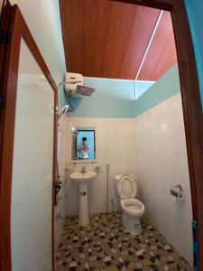 un baño con inodoro y lavabo en Tay Farmhouse, en Ha Giang