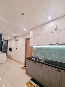 a kitchen with white cabinets and a sink in it at Căn hộ Studio S901 Vinhomes Grand Park in Long Bình +6 photos