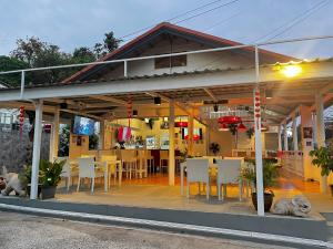 Ресторан / где поесть в Elephant Sports Bar and Accommodation