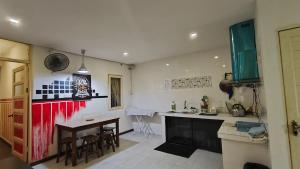 Kuchyň nebo kuchyňský kout v ubytování Natol Homestay - London Foochow Road