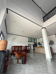 Khu vực ghế ngồi tại MANYTHIP Hotel