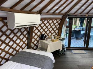 Postel nebo postele na pokoji v ubytování Tsukuba Mountain Ger Glamping