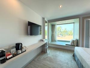 Postel nebo postele na pokoji v ubytování The Bloc Hotel Phuket - SHA Extra Plus