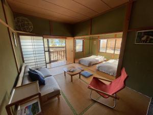 Una cama o camas en una habitación de ATASHIKADAYS Kumano-Kodo Beachfront B&B Hostel