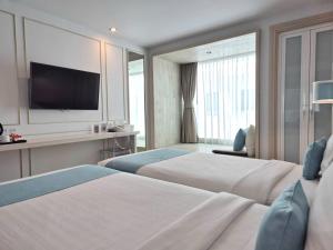 Ein Bett oder Betten in einem Zimmer der Unterkunft The Bloc Hotel Phuket - SHA Extra Plus