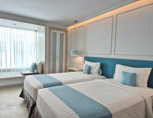 Ein Bett oder Betten in einem Zimmer der Unterkunft The Bloc Hotel Phuket - SHA Extra Plus