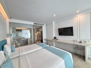 TV/Unterhaltungsangebot in der Unterkunft The Bloc Hotel Phuket - SHA Extra Plus