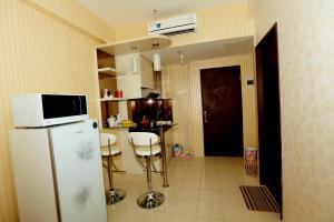 Η κουζίνα ή μικρή κουζίνα στο Sewa harian Apartemen puri park view