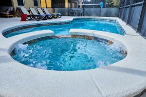 Πισίνα στο ή κοντά στο Spacious 6BR Villa with King Beds, Pool & Spa