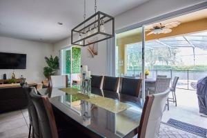 Μια τηλεόραση ή/και κέντρο ψυχαγωγίας στο Spacious 6BR Villa with King Beds, Pool & Spa +41 φωτογραφίες