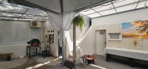 ein Zimmer mit einem Bett und einem Gemälde an der Wand in der Unterkunft Dois Pedros Balneário in Balneário Camboriú