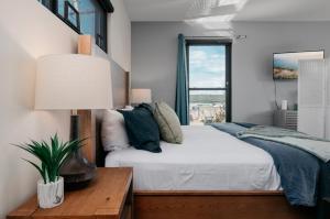 une chambre avec un lit et une fenêtre dans l'établissement Vitalia Fantastic 1BR Studio Downtown, à Traverse City