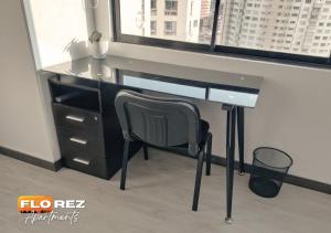 a desk with a chair in front of a desk at Moderno departamento, céntrico con calefacción in La Paz +3 photos