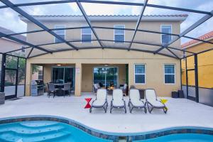 Πισίνα στο ή κοντά στο Spacious 6BR Villa with King Beds, Pool & Spa