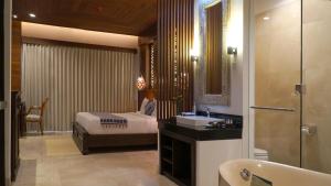 Postel nebo postele na pokoji v ubytování Bali Tropic Resort & Spa - CHSE Certified