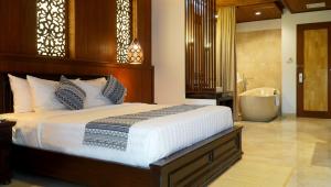 Postel nebo postele na pokoji v ubytování Bali Tropic Resort & Spa - CHSE Certified