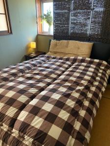 结城市One room Pusang Gala Yuki City的一张带黑白毯子的床