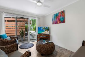 TV a/nebo společenská místnost v ubytování Sails Lifestyle Resort
