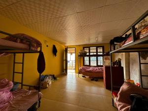 מיטה או מיטות בחדר ב-HOTEL FORESTWAY Hostel & Backpackers