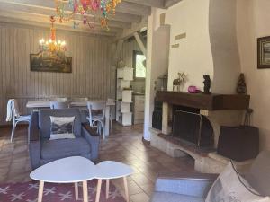 ein Wohnzimmer mit Kamin und ein Esszimmer in der Unterkunft Maison spacieuse avec parking et balcon à Cauterets - FR-1-812-21 in Cauterets