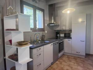 Kuchyň nebo kuchyňský kout v ubytování Maison spacieuse avec parking et balcon à Cauterets - FR-1-812-21