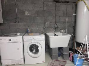 eine Waschküche mit Waschmaschine und Waschbecken in der Unterkunft Maison spacieuse avec parking et balcon à Cauterets - FR-1-812-21 in Cauterets