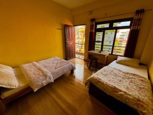 Tempat tidur dalam kamar di HOTEL FORESTWAY Hostel & Backpackers