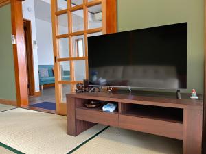 TV a/nebo společenská místnost v ubytování FujiAlpes 富士山を望む貸切宿 駅近 プロジェクター完備 最大13名