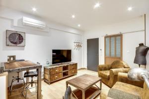 un soggiorno con un divano e un tavolo di Le Vintage a Parigi Altre 12 foto