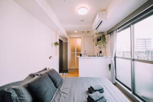 Kuhinja ili čajna kuhinja u objektu Minimalist Loft Namba Compact Studio with a 24-hour Gym MA1003