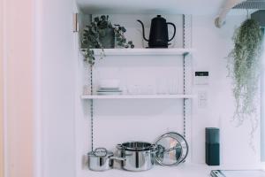 Kuhinja ili čajna kuhinja u objektu Minimalist Loft Namba Compact Studio with a 24-hour Gym MA1003