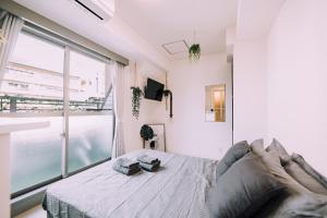 TV i/ili multimedijalni sistem u objektu Minimalist Loft Namba Compact Studio with a 24-hour Gym MA1003
