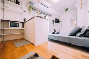 Kuhinja ili čajna kuhinja u objektu Minimalist Loft Namba Compact Studio with a 24-hour Gym MA1003