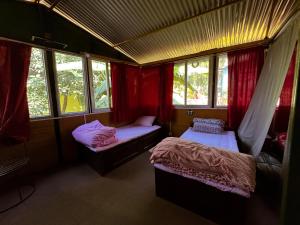 מיטה או מיטות בחדר ב-HOTEL FORESTWAY Hostel & Backpackers