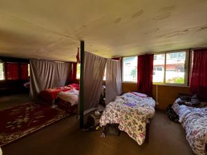 מיטה או מיטות בחדר ב-HOTEL FORESTWAY Hostel & Backpackers