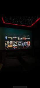 a television screen with a bunch of videos on it at شقة فاخرة بغرفة سينما وحديقة in Qabāʼ