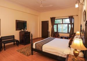 Postel nebo postele na pokoji v ubytování Raj Palace Resort