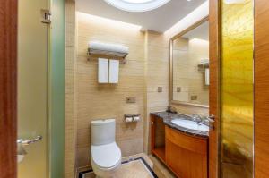 A bathroom at 上海戴斯温德姆酒店 Shanghai Days Wyndham Hotel