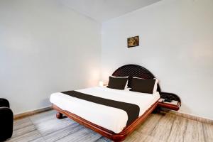 Postel nebo postele na pokoji v ubytování Hotel O Padampura Near Railway Station