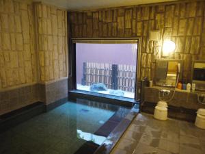 Bazén v ubytování Hotel Route-Inn Niigata Kencho-minami nebo v jeho okolí