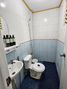Koupelna v ubytování Mel's Place Batangas Unit 8 Two-Bedroom House w Free Parking WIFI Netflix Smart TV Fit to 4 Adults or kids + 23 fotografií
