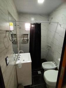ein Badezimmer mit Waschbecken, Toilette und Dusche in der Unterkunft Estrella del Faro in Mar del Plata