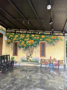 a wall with a mural of flowers on it at Homestay Coffee 135 in Kỳ Vĩ