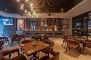 TV a/nebo společenská místnost v ubytování The Vira Bali Boutique Hotel & Suite