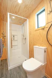 汉密尔顿Boutique Country Retreat -Outdoor bath的配有白色马桶和淋浴的浴室