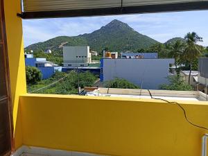 una finestra di un edificio con vista sulle montagne di OM Arunachalam Home Stay a Tiruvannāmalai