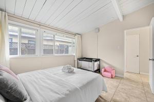 Entire 3br House with Playground Tent客房内的一张或多张床位