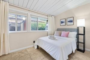 Entire 3br House with Playground Tent客房内的一张或多张床位